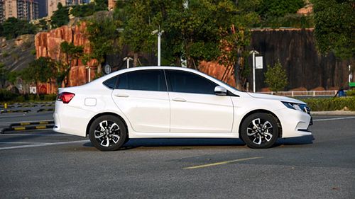 全系獨(dú)懸四輪碟剎，東南A5翼舞產(chǎn)品力解析，舞動(dòng)同級(jí)新標(biāo)桿？